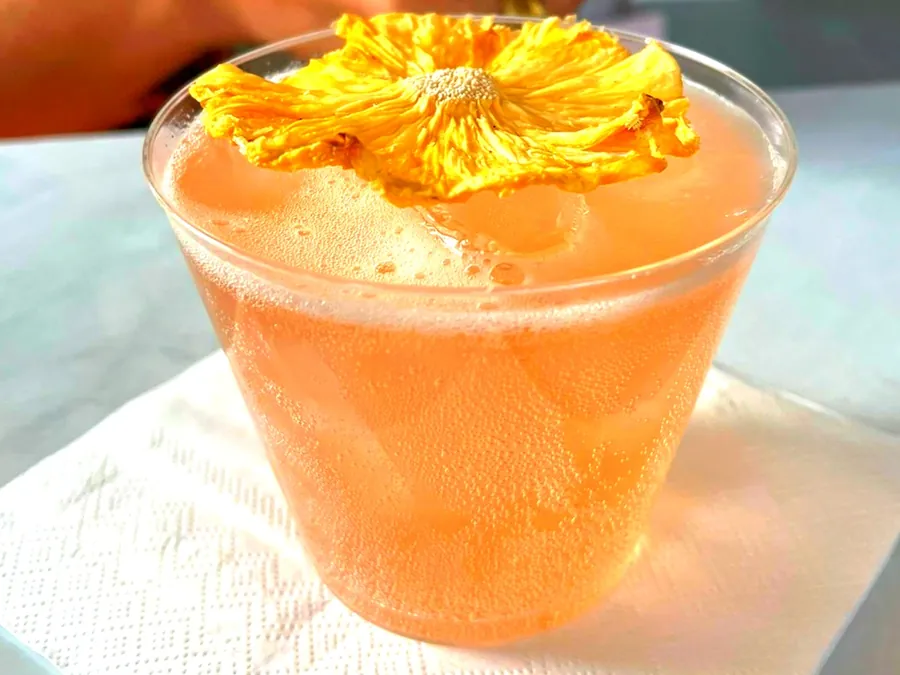 Cóctel de autor con flor comestible servido en una boda