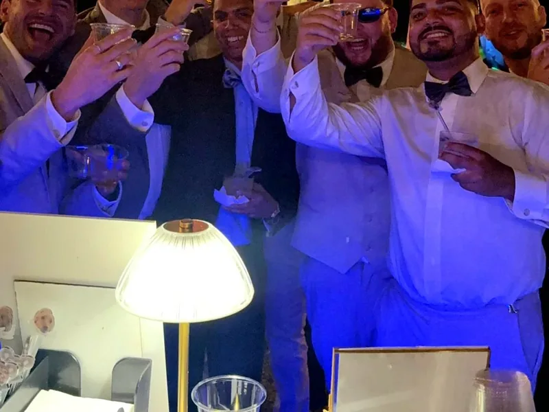 Invitados brindando durante la celebración de una boda