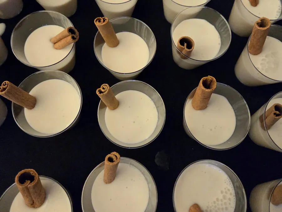 Shots de coquito con canela servidos en una celebración