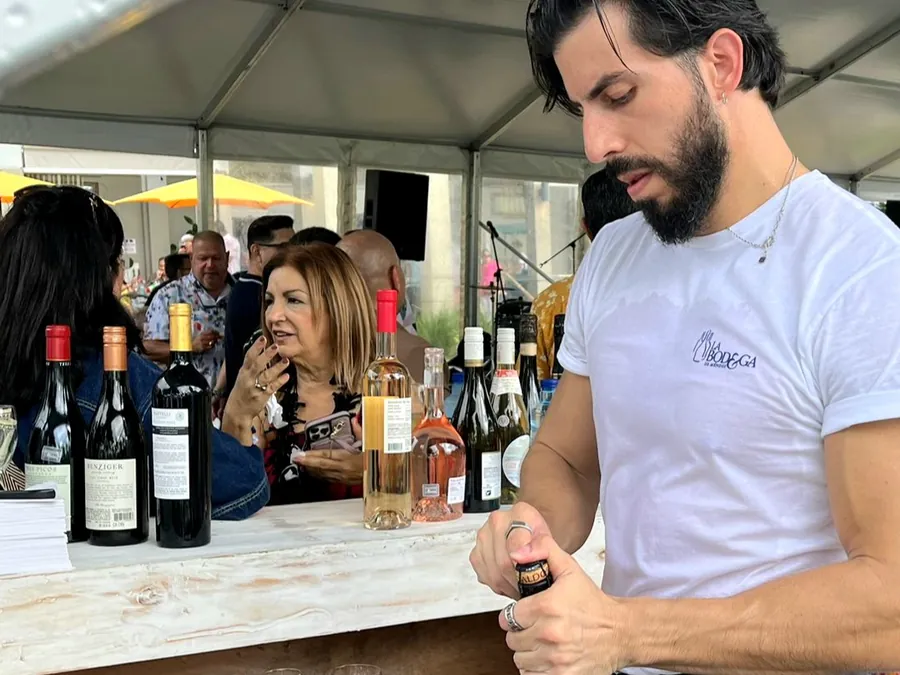 Cata de vinos servida durante un evento corporativo