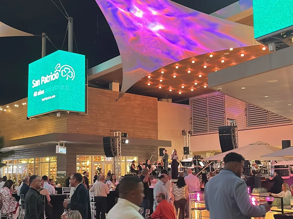 Barra corporativa con cócteles servidos durante un evento de empresa