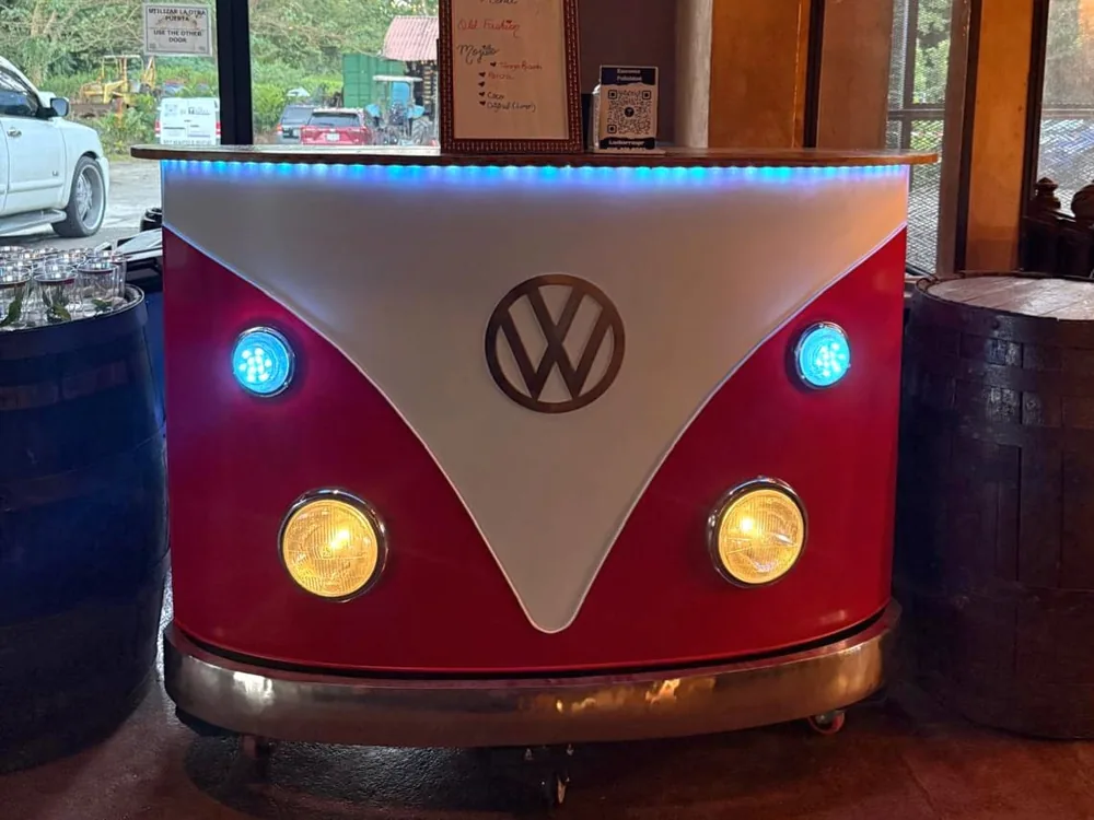 Barra Kombi iluminada y montada durante un evento nocturno