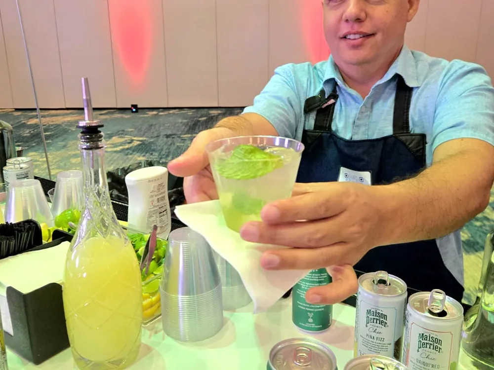 Bartender de Barras Events Group sirviendo un mojito durante un evento