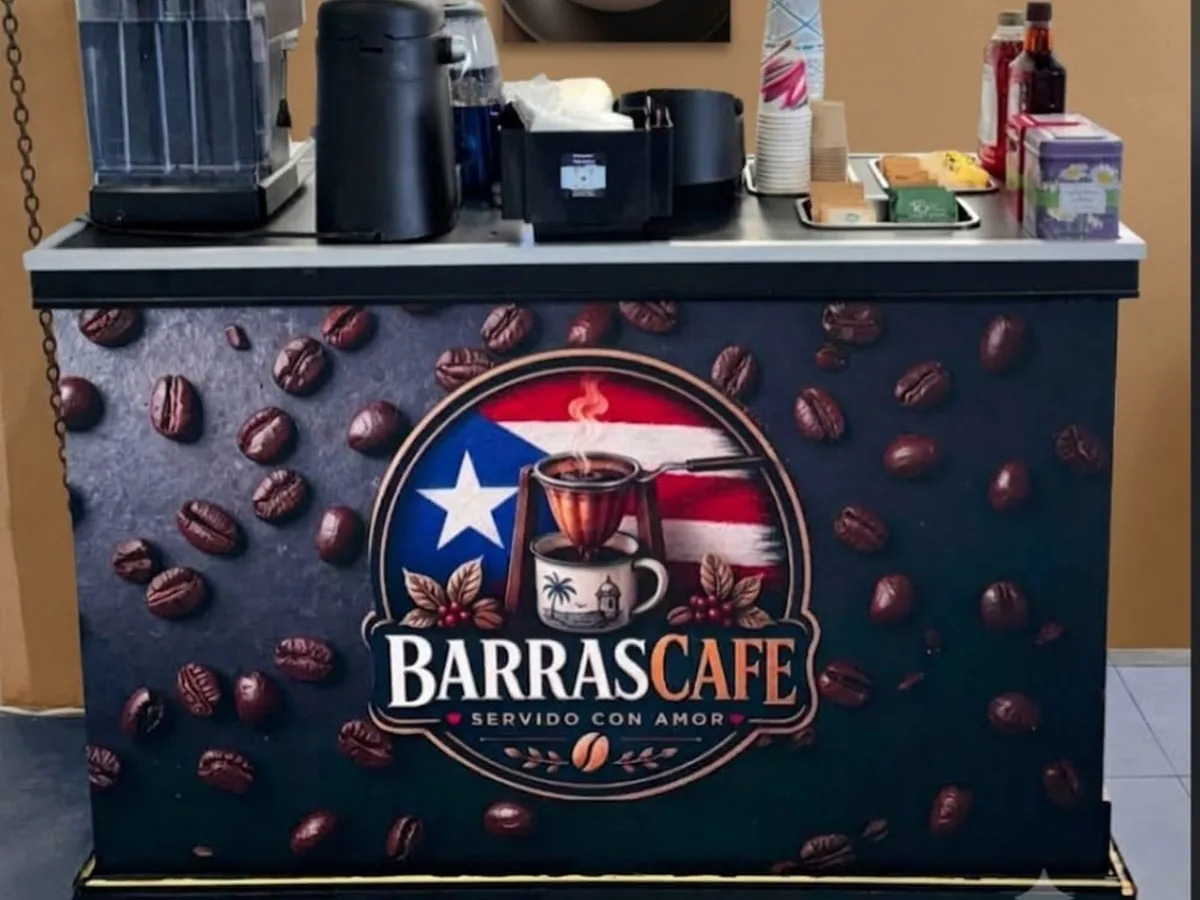 Café colao sirviéndose en una taza, en la estación de café del evento